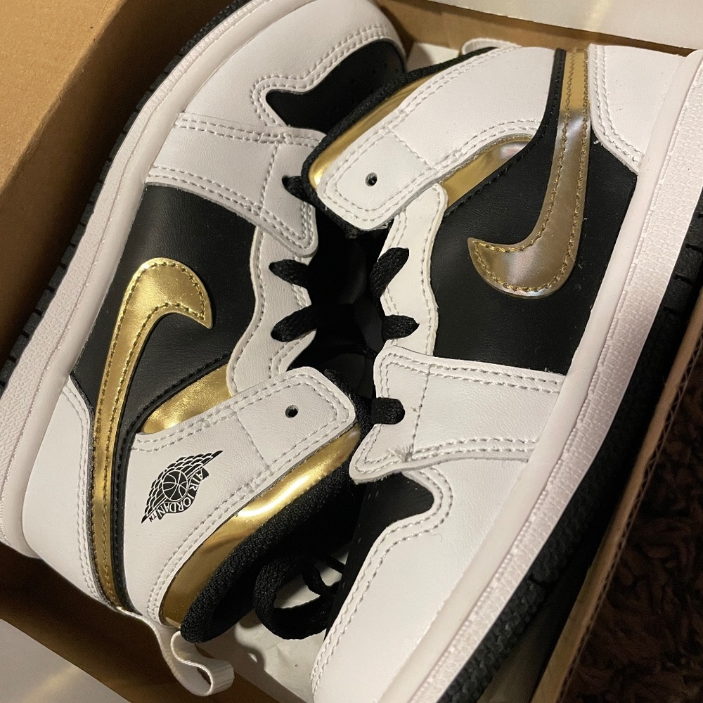 Jordan 1 mid white/black/gold